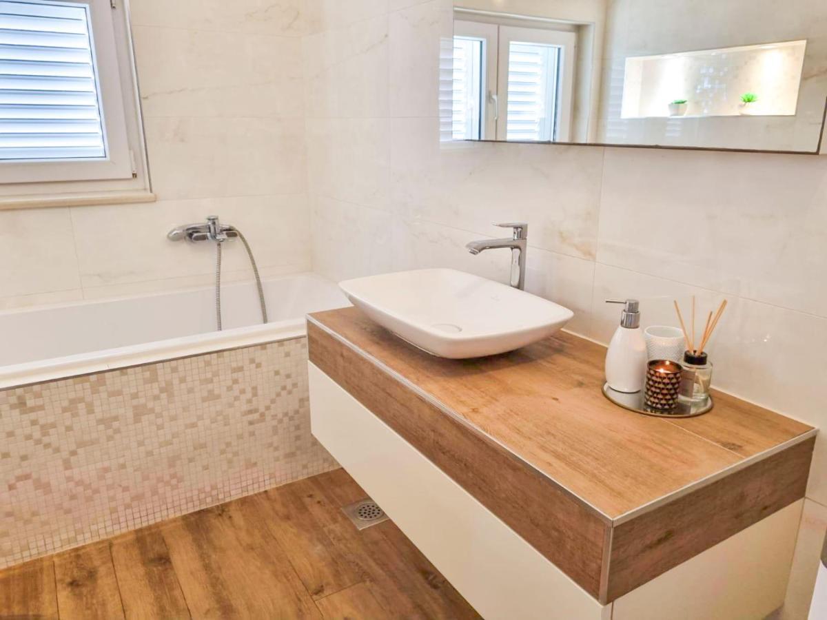 Apartments Ema Near Beach Makarska Ngoại thất bức ảnh